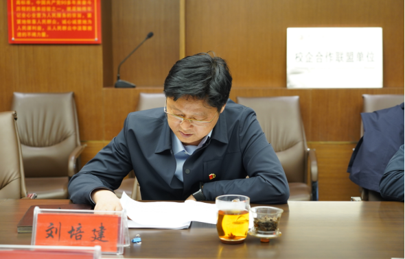 2.17駐馬店市產(chǎn)業(yè)投資集團(tuán)有限公司召開(kāi)2022年度民主生活會(huì)(修改)273.png